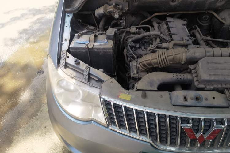 Used Wuling Hongguang 2014 1.5L Standard Version Engine Bay Right