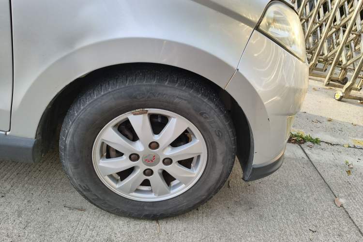 Used Wuling Hongguang 2014 1.5L S Luxury Model Right Front Wheel Hub