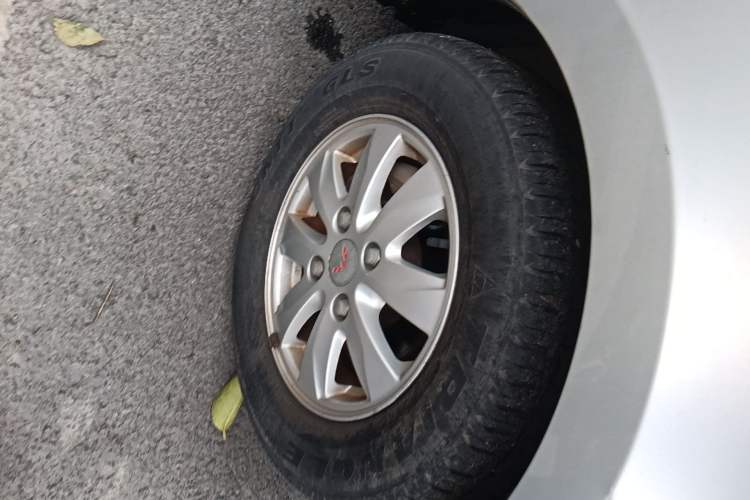 Used Wuling Hongguang 2014 1.5L S Luxury Model Right Front Wheel Hub