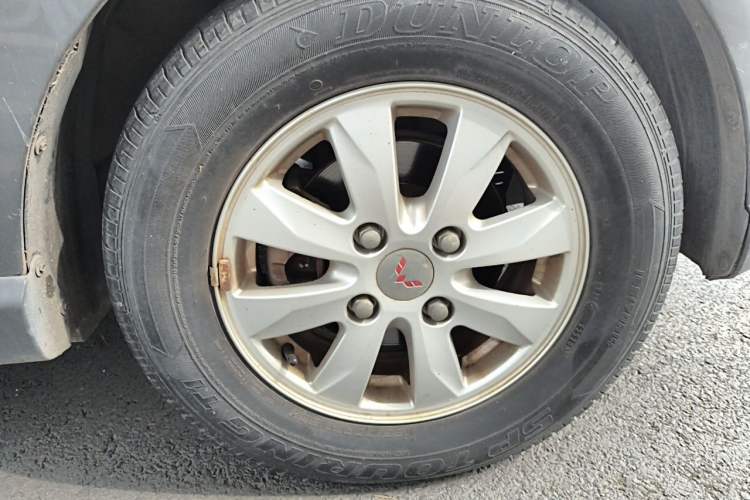 Used Wuling Hongguang 2014 1.5L S Luxury Model Right Front Wheel Hub