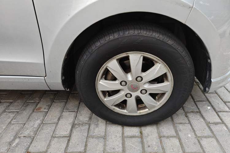 Used Wuling Hongguang 2014 1.5L S Standard Version Right Front Wheel Hub