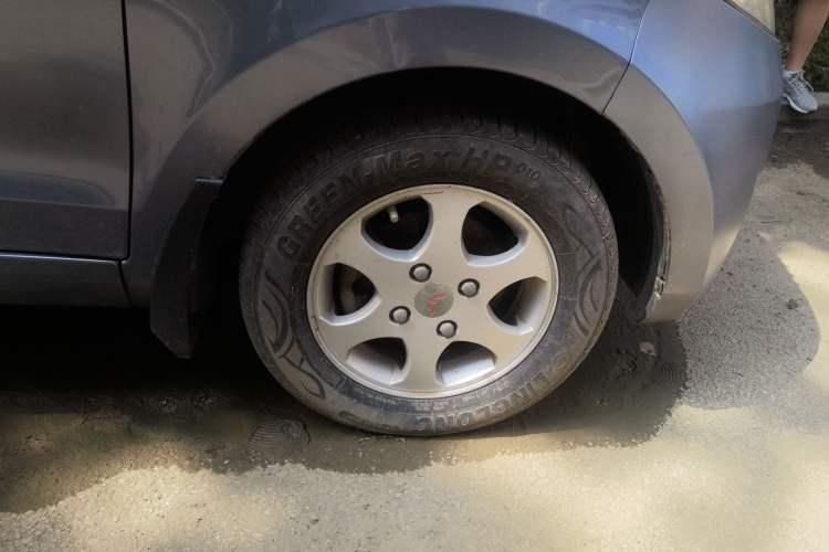 Used Wuling Hongguang 2014 1.5L Standard Version Right Front Wheel Hub
