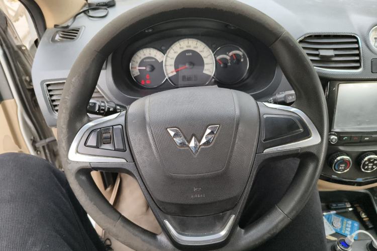 Used Wuling Hongguang 2014 1.5L S Luxury Model Steering Wheel