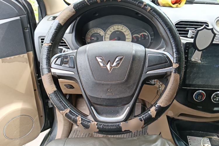 Used Wuling Hongguang 2014 1.5L S Luxury Model Steering Wheel