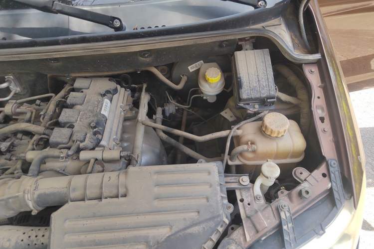 Used Wuling Hongguang 2014 1.5L Base Version Engine Bay Left