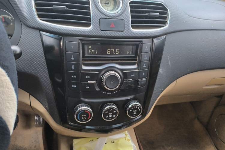 Used Wuling Hongguang 2014 1.2L S Comfort Model China IV Audio And AC Panel