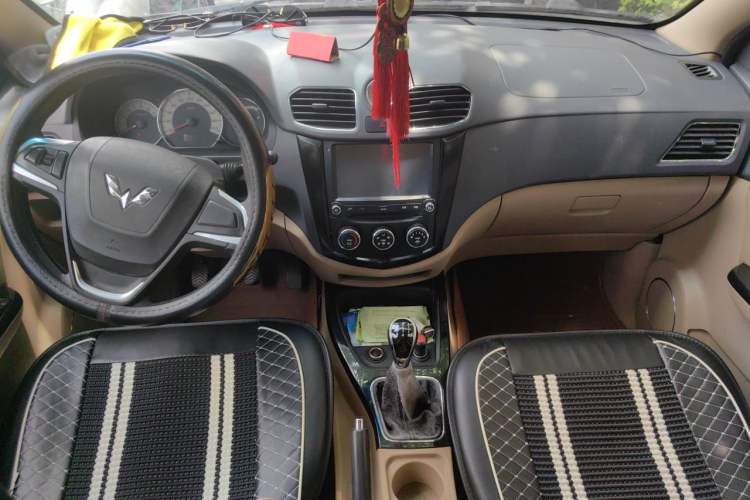 Used Wuling Hongguang 2014 1.5L S Luxury Model Center Console
