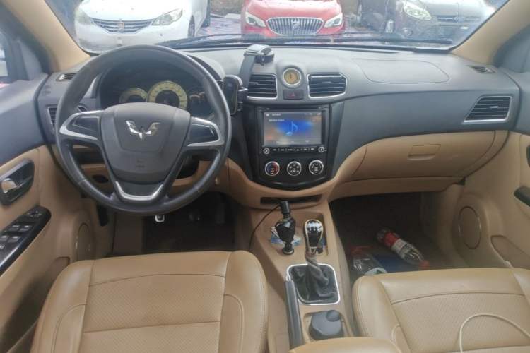 Used Wuling Hongguang 2014 1.5L S Comfort Model Center Console
