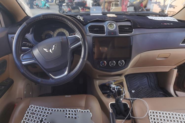 Used Wuling Hongguang 2014 1.5L S Comfort Model Center Console