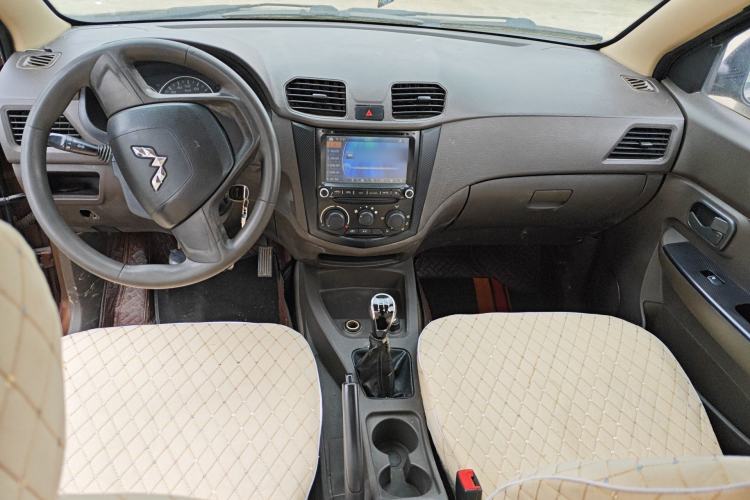 Used Wuling Hongguang 2014 1.2L Base Model China IV Center Console