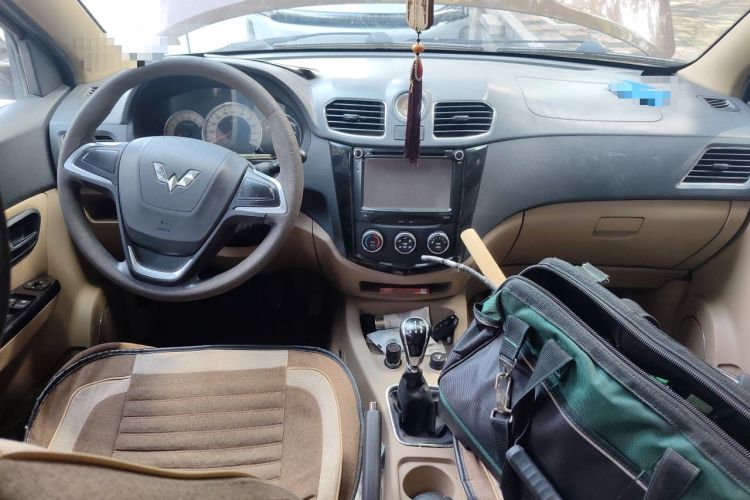 Used Wuling Hongguang 2014 1.5L S Comfort Model Center Console