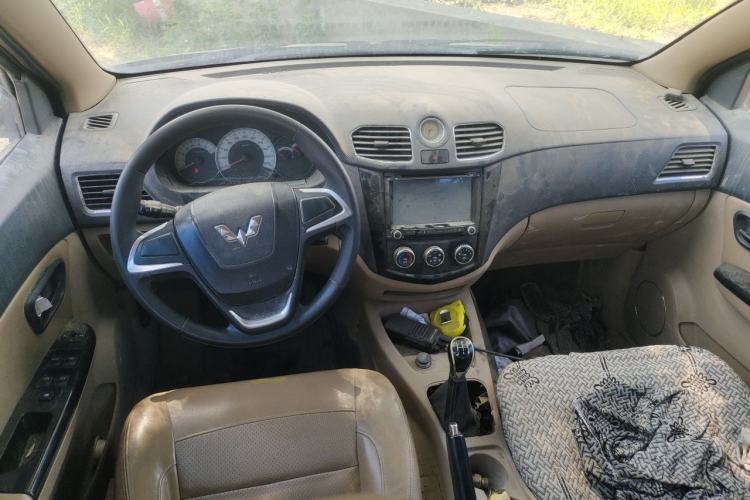 Used Wuling Hongguang 2014 1.5L S Comfort Model Center Console