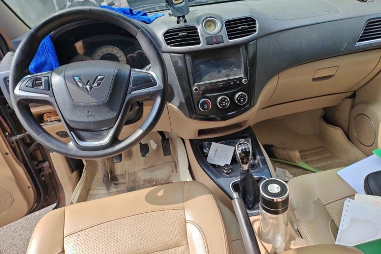 Used Wuling Hongguang 2014 1.5L S Luxury Model Center Console