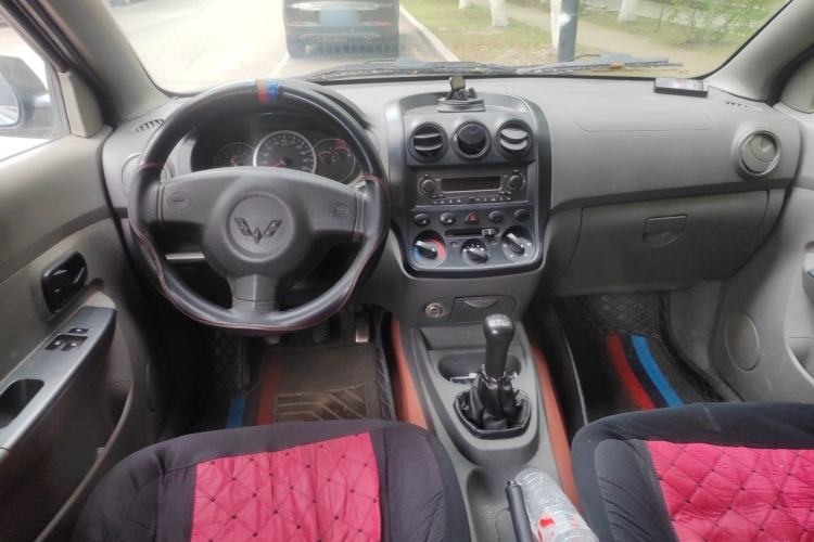 Used Wuling Hongguang 2014 1.2L Base Model China IV Center Console