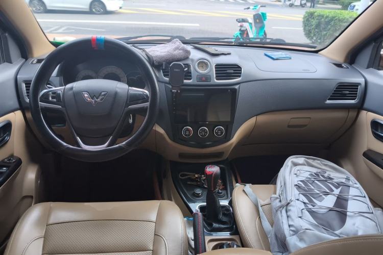 Used Wuling Hongguang 2014 1.5L S Comfort Model Center Console