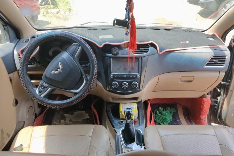 Used Wuling Hongguang 2014 1.5L S Luxury Model Center Console