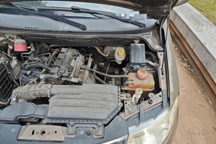 Used Wuling Hongguang 2014 1.5L Standard Version Engine Bay Left