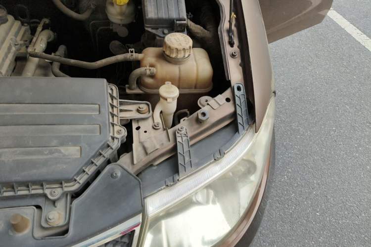 Used Wuling Hongguang 2014 1.2L S Standard Version China IV Standard Engine Bay Left
