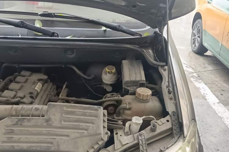 Used Wuling Hongguang 2014 1.5L S Standard Version Engine Bay Left
