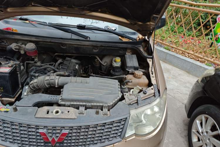 Used Wuling Hongguang 2014 1.5L Base Version Engine Bay Left