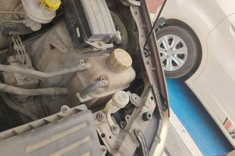 Used Wuling Hongguang 2014 1.5L S Standard Version Engine Bay Left