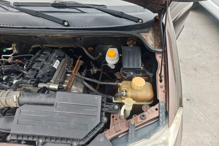 Used Wuling Hongguang 2014 1.5L S Standard Version Engine Bay Left