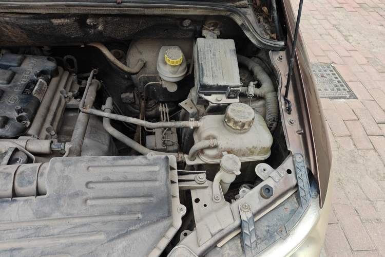 Used Wuling Hongguang 2014 1.5L S Standard Version Engine Bay Left