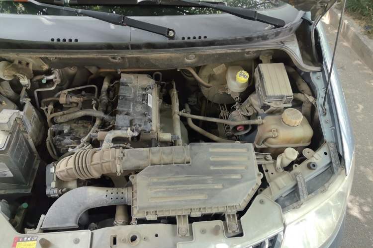 Used Wuling Hongguang 2014 1.5L Standard Version Engine Bay Left