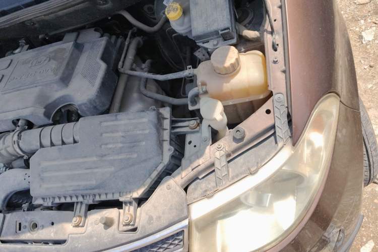 Used Wuling Hongguang 2014 1.5L S Luxury Model Engine Bay Left