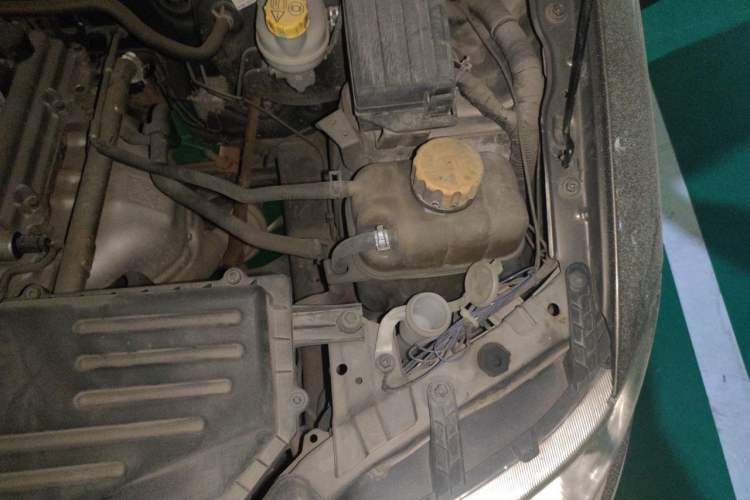 Used Wuling Hongguang 2014 1.5L S Standard Version Engine Bay Left