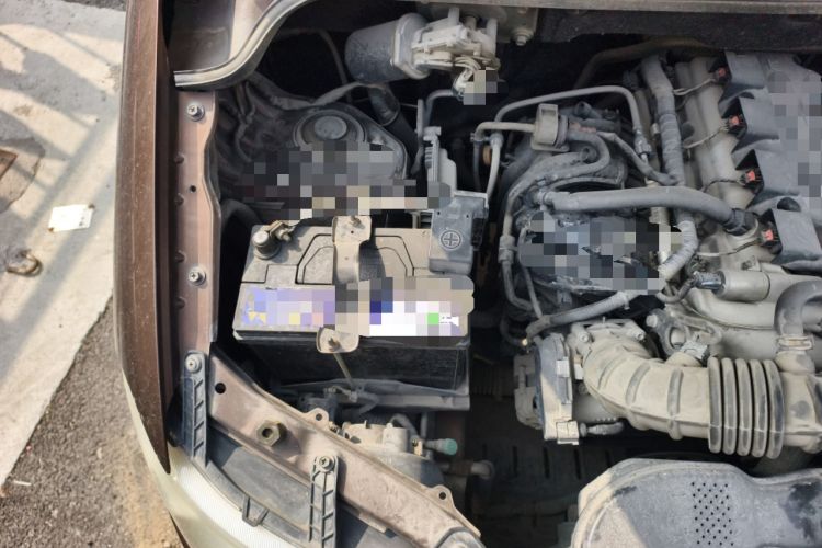 Used Wuling Hongguang 2014 1.5L S Standard Version Engine Bay Right