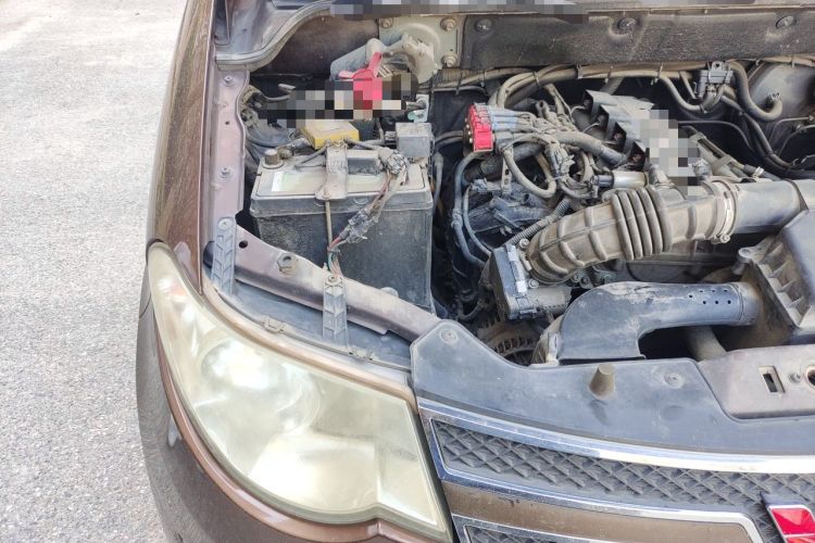 Used Wuling Hongguang 2014 1.5L S Standard Version Engine Bay Right