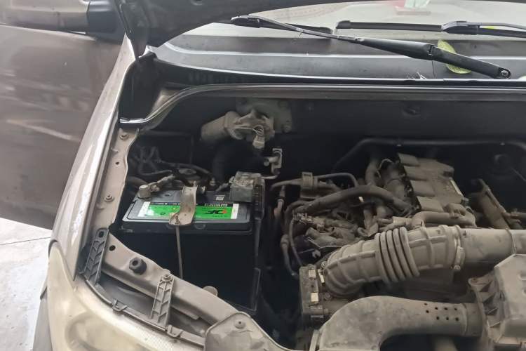 Used Wuling Hongguang 2014 1.5L S Standard Version Engine Bay Right