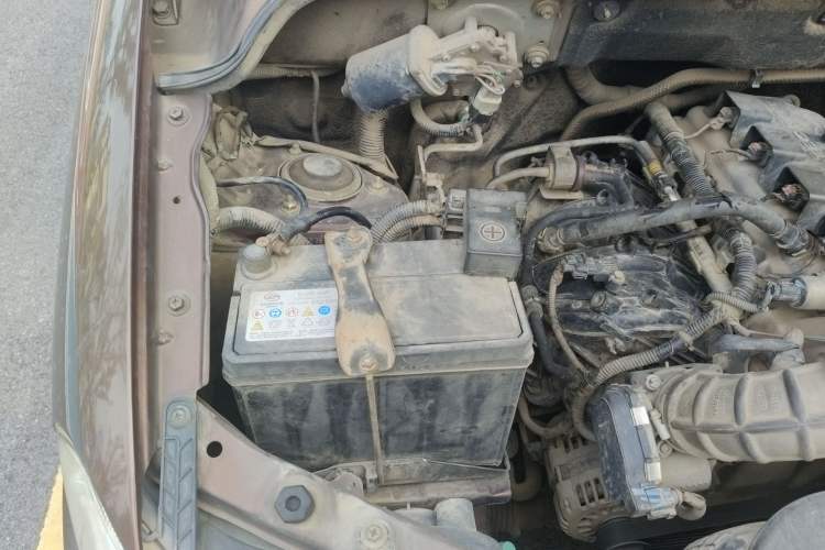 Used Wuling Hongguang 2014 1.5L S Standard Version Engine Bay Right
