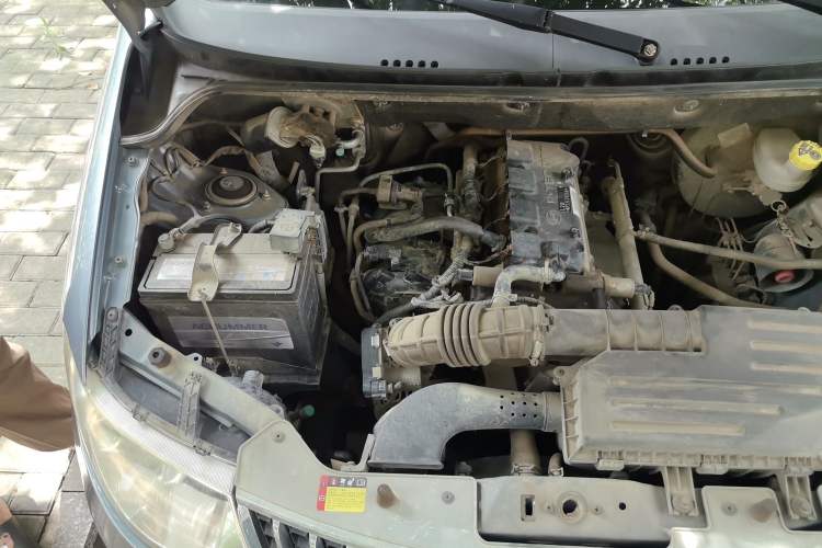 Used Wuling Hongguang 2014 1.5L Standard Version Engine Bay Right