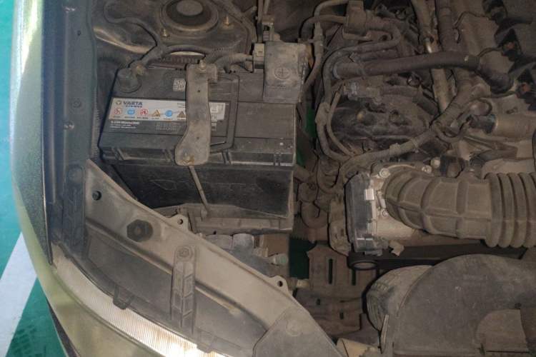 Used Wuling Hongguang 2014 1.5L S Standard Version Engine Bay Right
