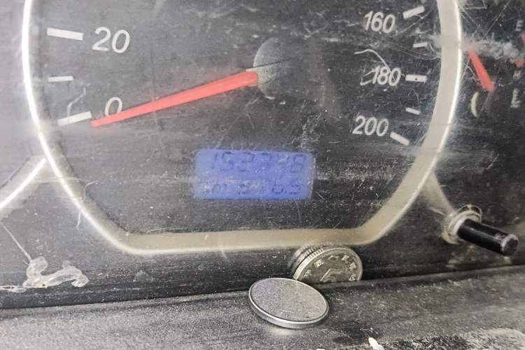 Used Wuling Hongguang 2014 1.5L S Standard Version Odometer Close Up