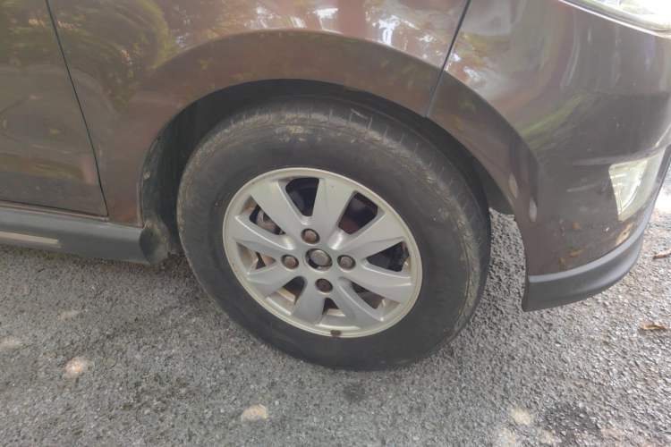 Used Wuling Hongguang 2014 1.5L S Luxury Model Right Front Wheel Hub