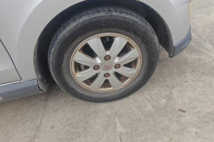 Used Wuling Hongguang 2014 1.5L S Comfort Model Right Front Wheel Hub