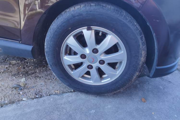 Used Wuling Hongguang 2014 1.5L S Comfort Model Right Front Wheel Hub