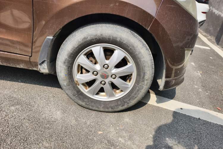 Used Wuling Hongguang 2014 1.5L S Standard Version Right Front Wheel Hub