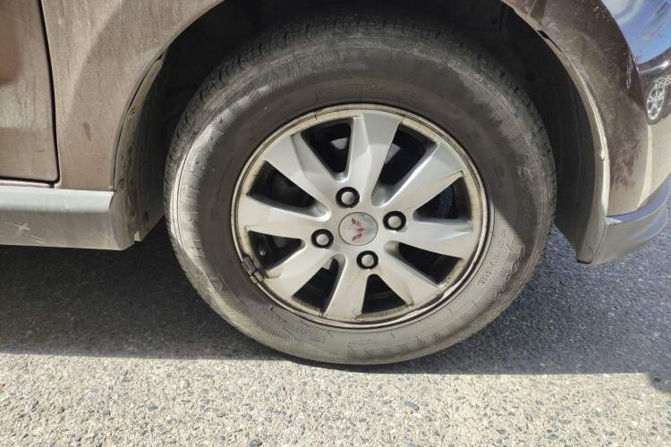 Used Wuling Hongguang 2014 1.5L S Standard Version Right Front Wheel Hub