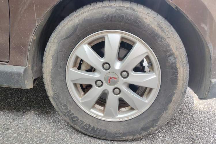 Used Wuling Hongguang 2014 1.5L S Comfort Model Right Front Wheel Hub