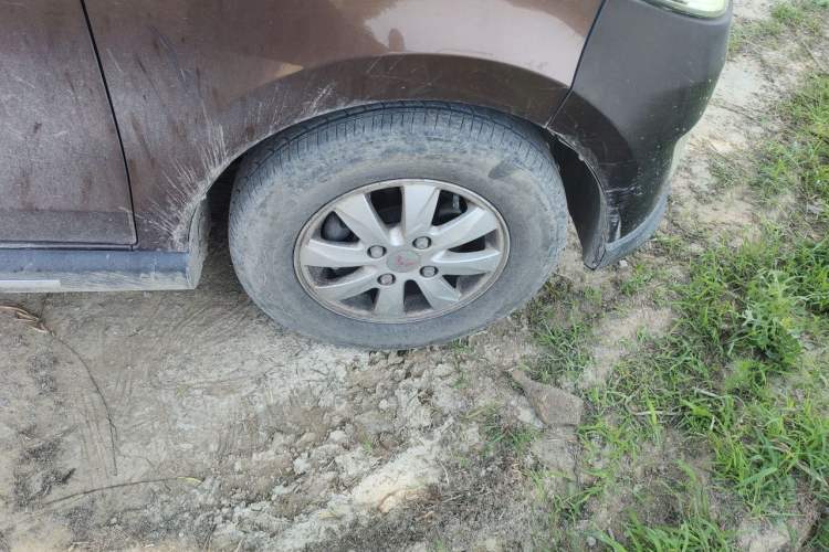 Used Wuling Hongguang 2014 1.5L S Comfort Model Right Front Wheel Hub
