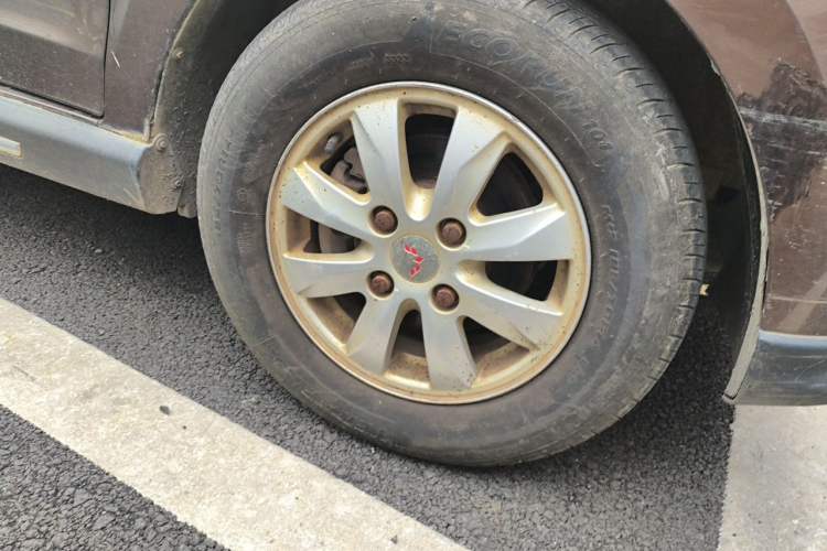 Used Wuling Hongguang 2014 1.2L S Comfort Model China IV Right Front Wheel Hub
