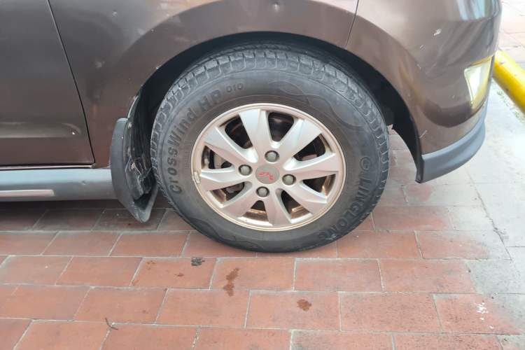 Used Wuling Hongguang 2014 1.5L S Comfort Model Right Front Wheel Hub