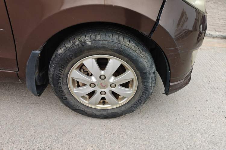 Used Wuling Hongguang 2014 1.5L S Standard Version Right Front Wheel Hub
