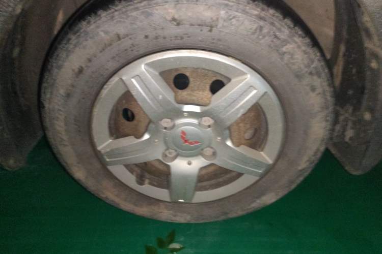 Used Wuling Hongguang 2014 1.5L S Standard Version Right Front Wheel Hub