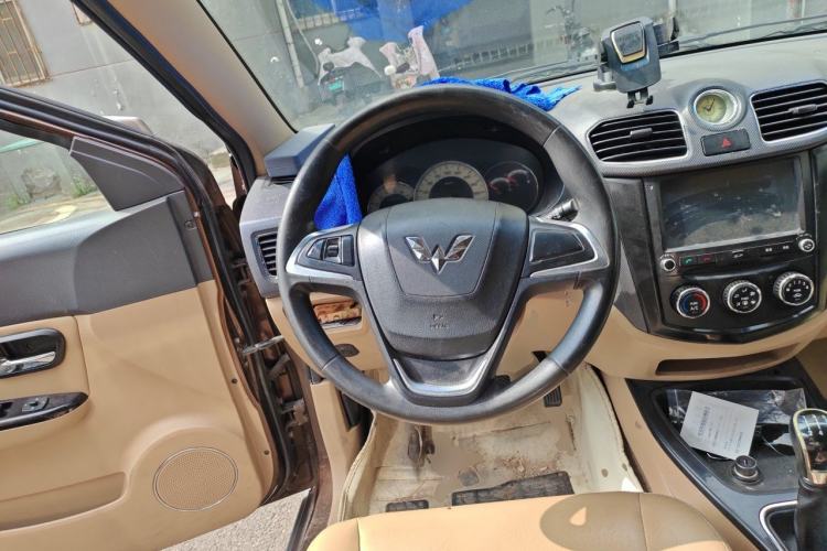 Used Wuling Hongguang 2014 1.5L S Luxury Model Steering Wheel