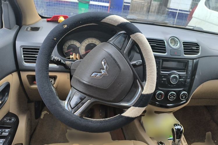 Used Wuling Hongguang 2014 1.2L S Comfort Model China IV Steering Wheel